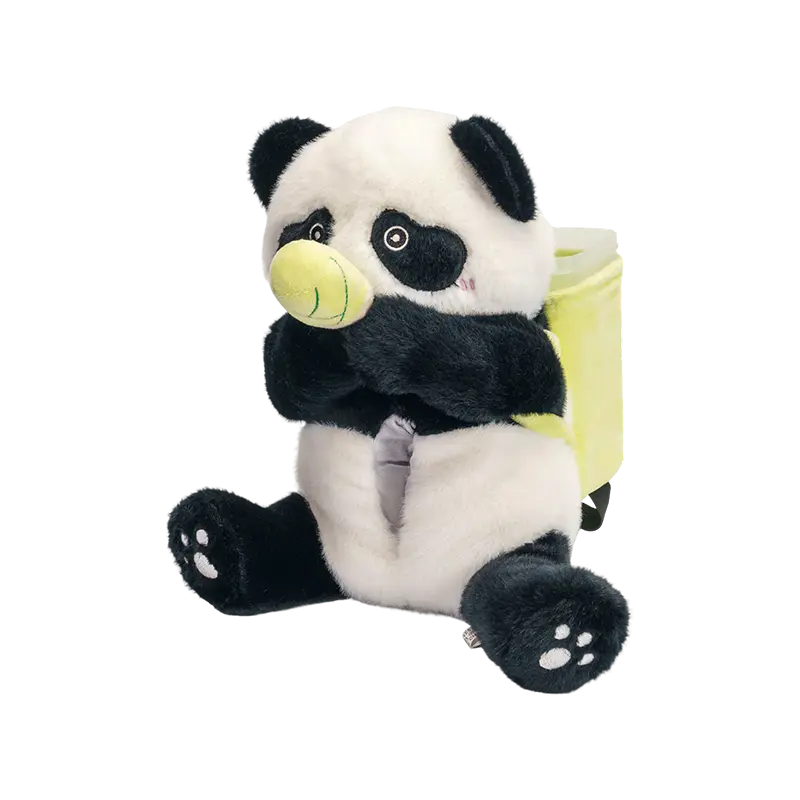 Roztomilá sedící plyšová panda s košíkem