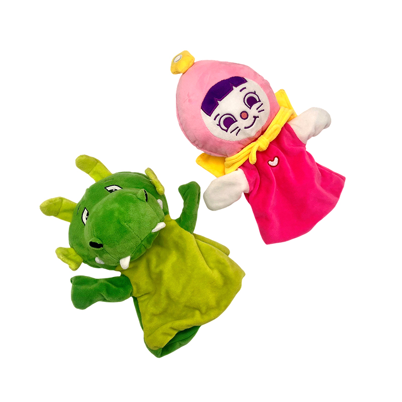 Růžová dívka a zelené dračí loutky
